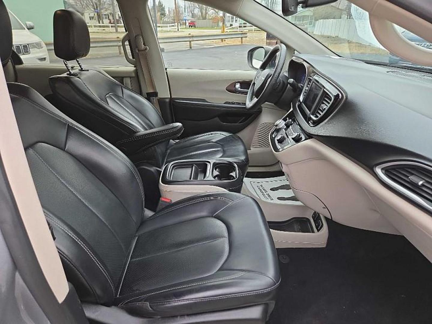 2020 SILVER /BLACK Chrysler Voyager LXI (2C4RC1DG8LR) with an 3.6L V6 DOHC 24V engine, 9A transmission, located at 3304 Woodville Road, Northwood, OH, 43619, (419) 210-8019, 41.612694, -83.480743 - Your #1 Destination for Auto Loans and mdash;No Matter Your Credit!At our dealership, we believe everyone deserves the opportunity to drive their dream car and mdash;whether you have good credit, bad credit, or no credit at all. With a wide selection of hundreds of cars, trucks, and SUVs, you'll fin - Photo#16