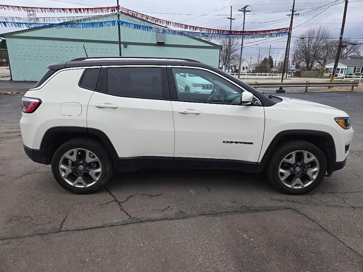 2019 WHITE /BLACK Jeep Compass Limited 4WD (3C4NJDCB6KT) with an 2.4L L4 DOHC 16V engine, CVT transmission, located at 3304 Woodville Road, Northwood, OH, 43619, (419) 210-8019, 41.612694, -83.480743 - Photo#4