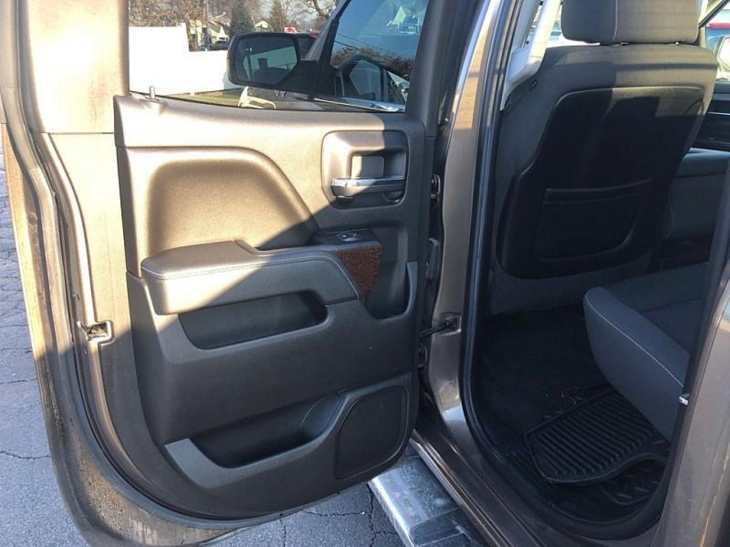 2013 TAN /BLACK GMC Sierra 1500 SLE Ext. Cab 4WD (1GTV2UEC9EZ) with an 5.3L V8 OHV 16V engine, 6-Speed Automatic transmission, located at 3304 Woodville Road, Northwood, OH, 43619, (419) 210-8019, 41.612694, -83.480743 - Your #1 Destination for Auto Loans and mdash;No Matter Your Credit!At our dealership, we believe everyone deserves the opportunity to drive their dream car and mdash;whether you have good credit, bad credit, or no credit at all. With a wide selection of hundreds of cars, trucks, and SUVs, you'll fin - Photo#10