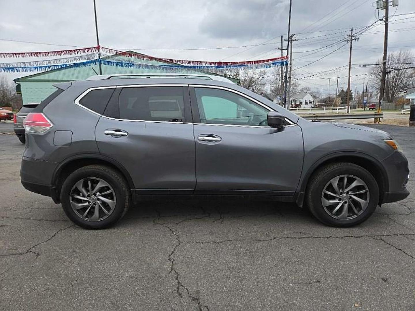 2015 GRAY /BLACK Nissan Rogue S AWD (5N1AT2MV0FC) with an 2.5L L4 DOHC 16V engine, Continuously Variable Transmission transmission, located at 3304 Woodville Road, Northwood, OH, 43619, (419) 210-8019, 41.612694, -83.480743 - Your #1 Destination for Auto Loans and mdash;No Matter Your Credit!At our dealership, we believe everyone deserves the opportunity to drive their dream car and mdash;whether you have good credit, bad credit, or no credit at all. With a wide selection of hundreds of cars, trucks, and SUVs, you'll fin - Photo#9