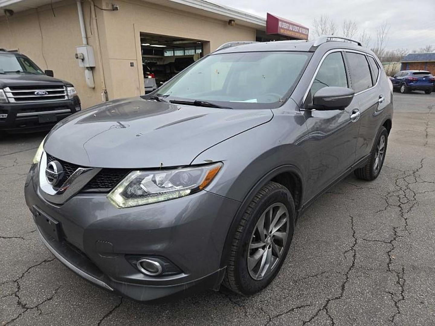 2015 GRAY /BLACK Nissan Rogue S AWD (5N1AT2MV0FC) with an 2.5L L4 DOHC 16V engine, Continuously Variable Transmission transmission, located at 3304 Woodville Road, Northwood, OH, 43619, (419) 210-8019, 41.612694, -83.480743 - Your #1 Destination for Auto Loans and mdash;No Matter Your Credit!At our dealership, we believe everyone deserves the opportunity to drive their dream car and mdash;whether you have good credit, bad credit, or no credit at all. With a wide selection of hundreds of cars, trucks, and SUVs, you'll fin - Photo#4