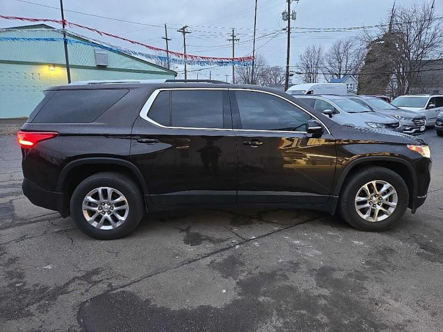 2018 BROWN /BLACK Chevrolet Traverse LT Cloth AWD (1GNEVGKW0JJ) with an 3.6L V6 DOHC 24V engine, 9A transmission, located at 3304 Woodville Road, Northwood, OH, 43619, (419) 210-8019, 41.612694, -83.480743 - Your #1 Destination for Auto Loans and mdash;No Matter Your Credit!At our dealership, we believe everyone deserves the opportunity to drive their dream car and mdash;whether you have good credit, bad credit, or no credit at all. With a wide selection of hundreds of cars, trucks, and SUVs, you'll fin - Photo#5