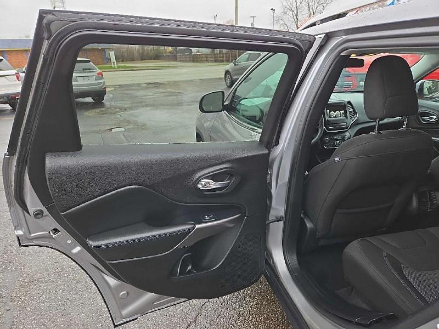 2019 SILVER /BLACK Jeep Cherokee Latitude 4WD (1C4PJMCX9KD) with an 3.2L V6 DOHC 24V engine, 9A transmission, located at 3304 Woodville Road, Northwood, OH, 43619, (419) 210-8019, 41.612694, -83.480743 - Your #1 Destination for Auto Loans and mdash;No Matter Your Credit!At our dealership, we believe everyone deserves the opportunity to drive their dream car and mdash;whether you have good credit, bad credit, or no credit at all. With a wide selection of hundreds of cars, trucks, and SUVs, you'll fin - Photo#10