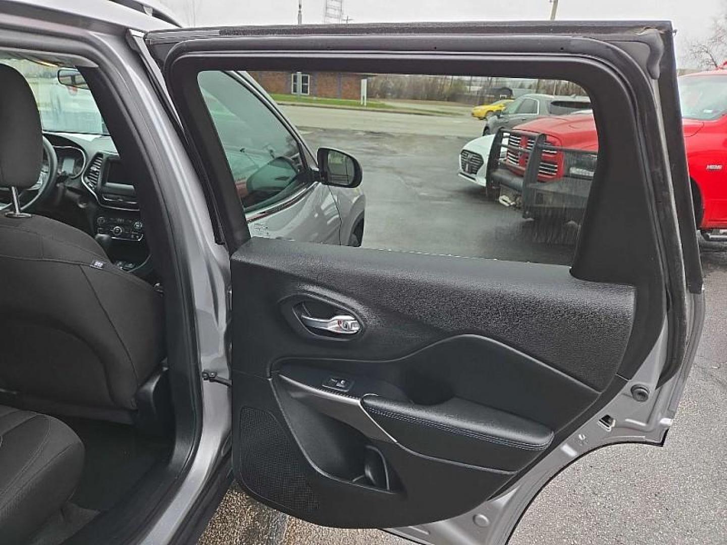 2019 SILVER /BLACK Jeep Cherokee Latitude 4WD (1C4PJMCX9KD) with an 3.2L V6 DOHC 24V engine, 9A transmission, located at 3304 Woodville Road, Northwood, OH, 43619, (419) 210-8019, 41.612694, -83.480743 - Your #1 Destination for Auto Loans and mdash;No Matter Your Credit!At our dealership, we believe everyone deserves the opportunity to drive their dream car and mdash;whether you have good credit, bad credit, or no credit at all. With a wide selection of hundreds of cars, trucks, and SUVs, you'll fin - Photo#13