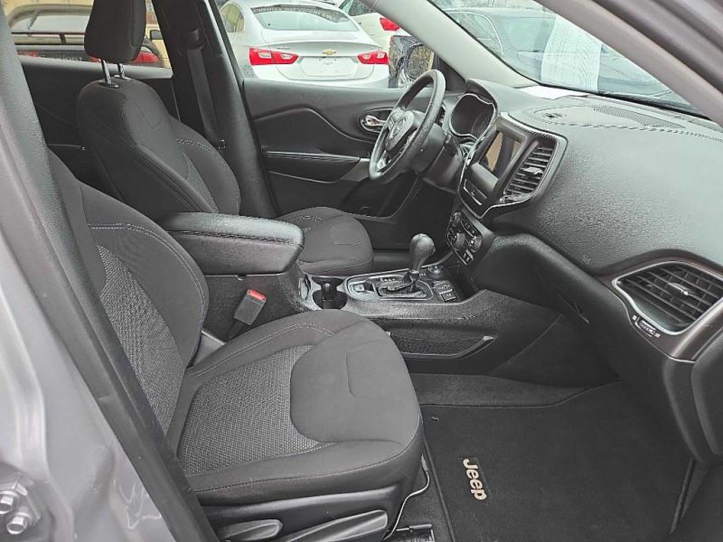 2019 SILVER /BLACK Jeep Cherokee Latitude 4WD (1C4PJMCX9KD) with an 3.2L V6 DOHC 24V engine, 9A transmission, located at 3304 Woodville Road, Northwood, OH, 43619, (419) 210-8019, 41.612694, -83.480743 - Your #1 Destination for Auto Loans and mdash;No Matter Your Credit!At our dealership, we believe everyone deserves the opportunity to drive their dream car and mdash;whether you have good credit, bad credit, or no credit at all. With a wide selection of hundreds of cars, trucks, and SUVs, you'll fin - Photo#16