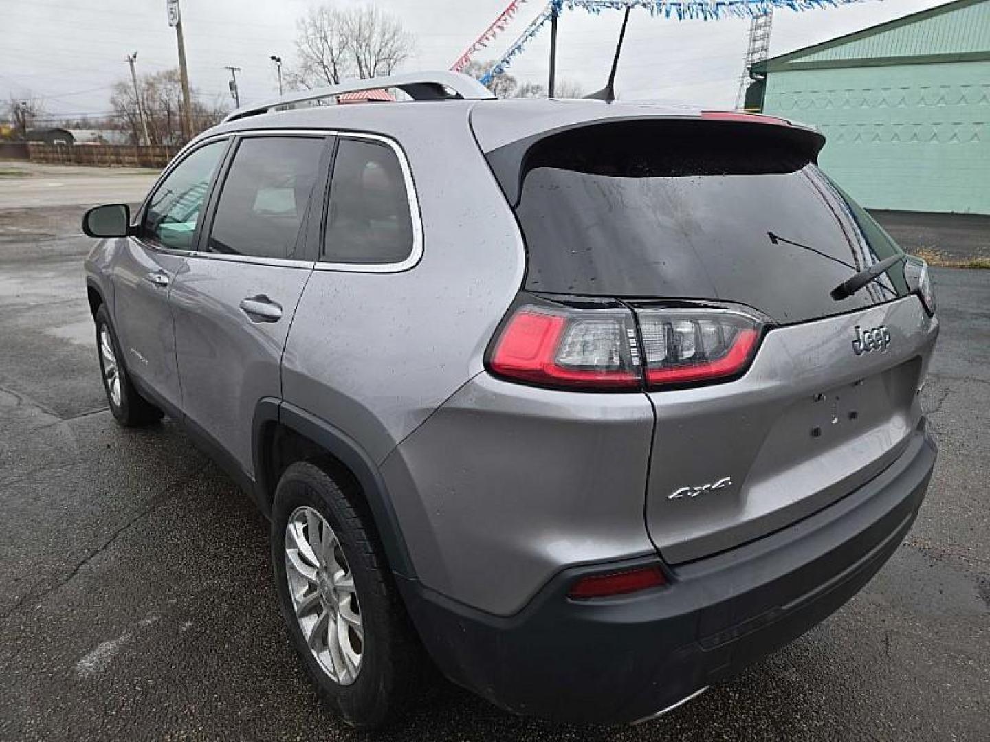 2019 SILVER /BLACK Jeep Cherokee Latitude 4WD (1C4PJMCX9KD) with an 3.2L V6 DOHC 24V engine, 9A transmission, located at 3304 Woodville Road, Northwood, OH, 43619, (419) 210-8019, 41.612694, -83.480743 - Your #1 Destination for Auto Loans and mdash;No Matter Your Credit!At our dealership, we believe everyone deserves the opportunity to drive their dream car and mdash;whether you have good credit, bad credit, or no credit at all. With a wide selection of hundreds of cars, trucks, and SUVs, you'll fin - Photo#2