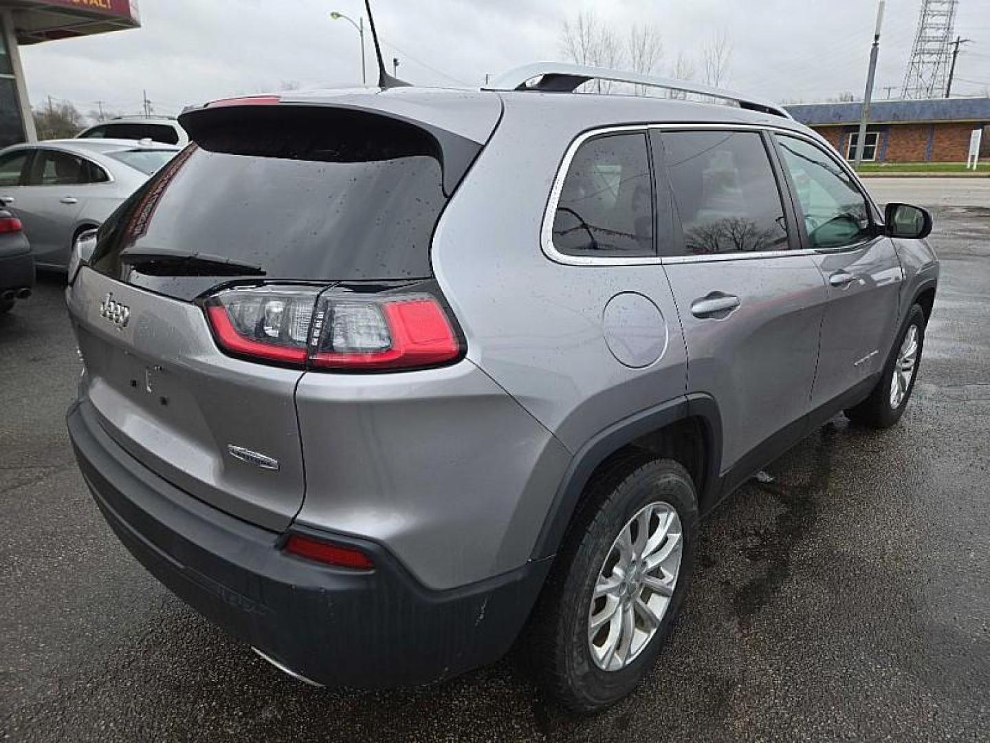 2019 SILVER /BLACK Jeep Cherokee Latitude 4WD (1C4PJMCX9KD) with an 3.2L V6 DOHC 24V engine, 9A transmission, located at 3304 Woodville Road, Northwood, OH, 43619, (419) 210-8019, 41.612694, -83.480743 - Your #1 Destination for Auto Loans and mdash;No Matter Your Credit!At our dealership, we believe everyone deserves the opportunity to drive their dream car and mdash;whether you have good credit, bad credit, or no credit at all. With a wide selection of hundreds of cars, trucks, and SUVs, you'll fin - Photo#4