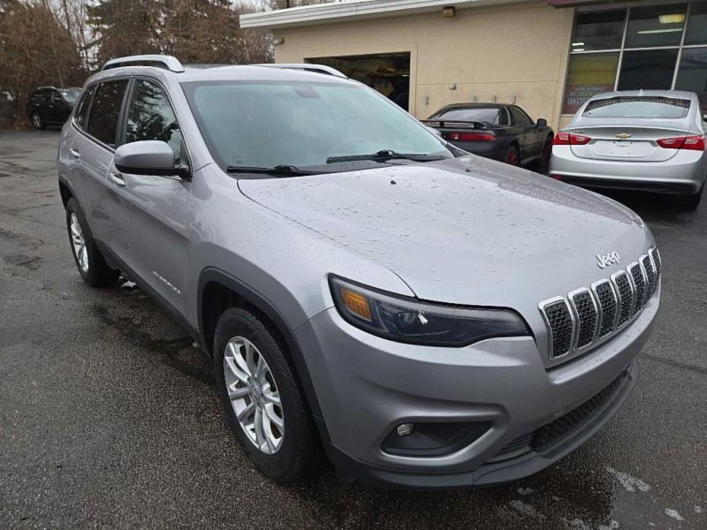 2019 SILVER /BLACK Jeep Cherokee Latitude 4WD (1C4PJMCX9KD) with an 3.2L V6 DOHC 24V engine, 9A transmission, located at 3304 Woodville Road, Northwood, OH, 43619, (419) 210-8019, 41.612694, -83.480743 - Your #1 Destination for Auto Loans and mdash;No Matter Your Credit!At our dealership, we believe everyone deserves the opportunity to drive their dream car and mdash;whether you have good credit, bad credit, or no credit at all. With a wide selection of hundreds of cars, trucks, and SUVs, you'll fin - Photo#6