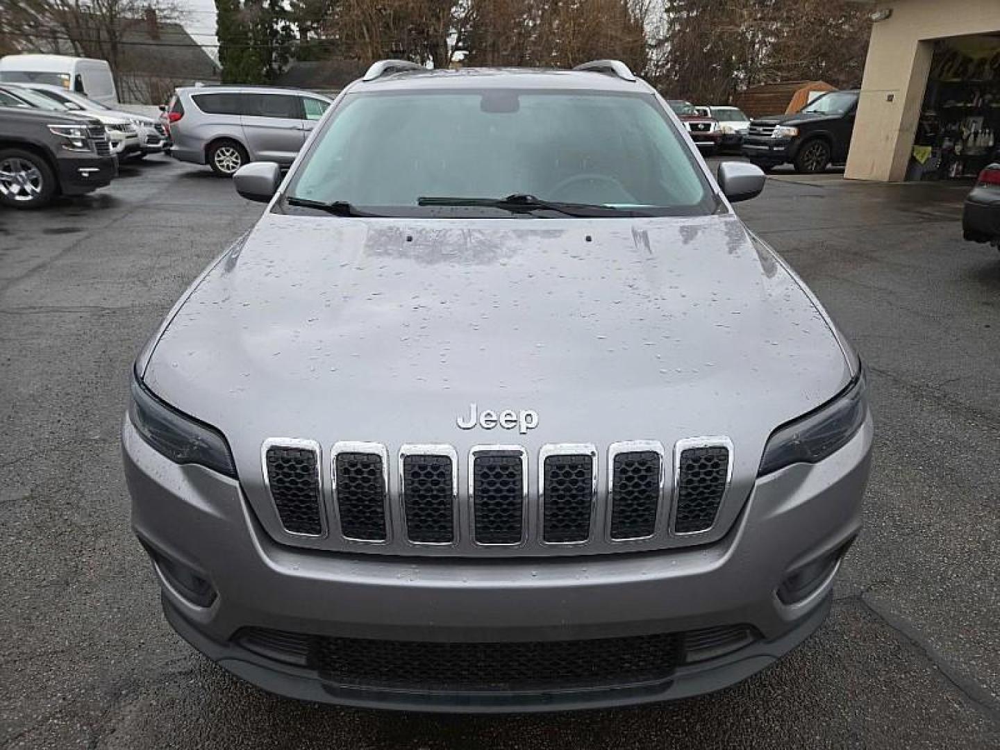 2019 SILVER /BLACK Jeep Cherokee Latitude 4WD (1C4PJMCX9KD) with an 3.2L V6 DOHC 24V engine, 9A transmission, located at 3304 Woodville Road, Northwood, OH, 43619, (419) 210-8019, 41.612694, -83.480743 - Your #1 Destination for Auto Loans and mdash;No Matter Your Credit!At our dealership, we believe everyone deserves the opportunity to drive their dream car and mdash;whether you have good credit, bad credit, or no credit at all. With a wide selection of hundreds of cars, trucks, and SUVs, you'll fin - Photo#7