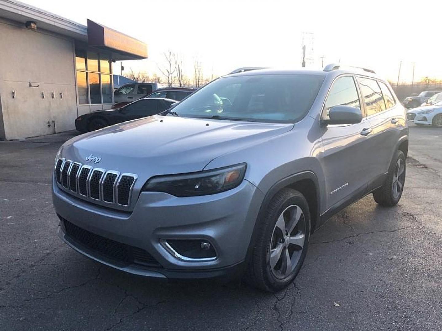 2020 SILVER /BLACK Jeep Cherokee Limited FWD (1C4PJLDB5LD) with an 2.4L L4 DOHC 16V engine, 9A transmission, located at 3304 Woodville Road, Northwood, OH, 43619, (419) 210-8019, 41.612694, -83.480743 - Your #1 Destination for Auto Loans and mdash;No Matter Your Credit!At our dealership, we believe everyone deserves the opportunity to drive their dream car and mdash;whether you have good credit, bad credit, or no credit at all. With a wide selection of hundreds of cars, trucks, and SUVs, you'll fin - Photo#0