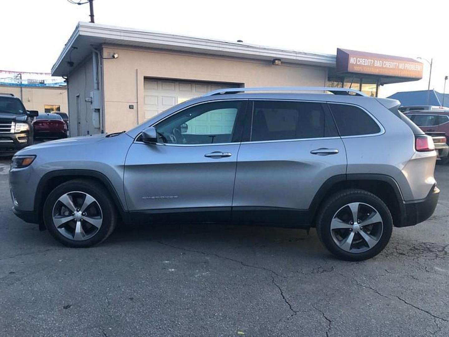 2020 SILVER /BLACK Jeep Cherokee Limited FWD (1C4PJLDB5LD) with an 2.4L L4 DOHC 16V engine, 9A transmission, located at 3304 Woodville Road, Northwood, OH, 43619, (419) 210-8019, 41.612694, -83.480743 - Your #1 Destination for Auto Loans and mdash;No Matter Your Credit!At our dealership, we believe everyone deserves the opportunity to drive their dream car and mdash;whether you have good credit, bad credit, or no credit at all. With a wide selection of hundreds of cars, trucks, and SUVs, you'll fin - Photo#1