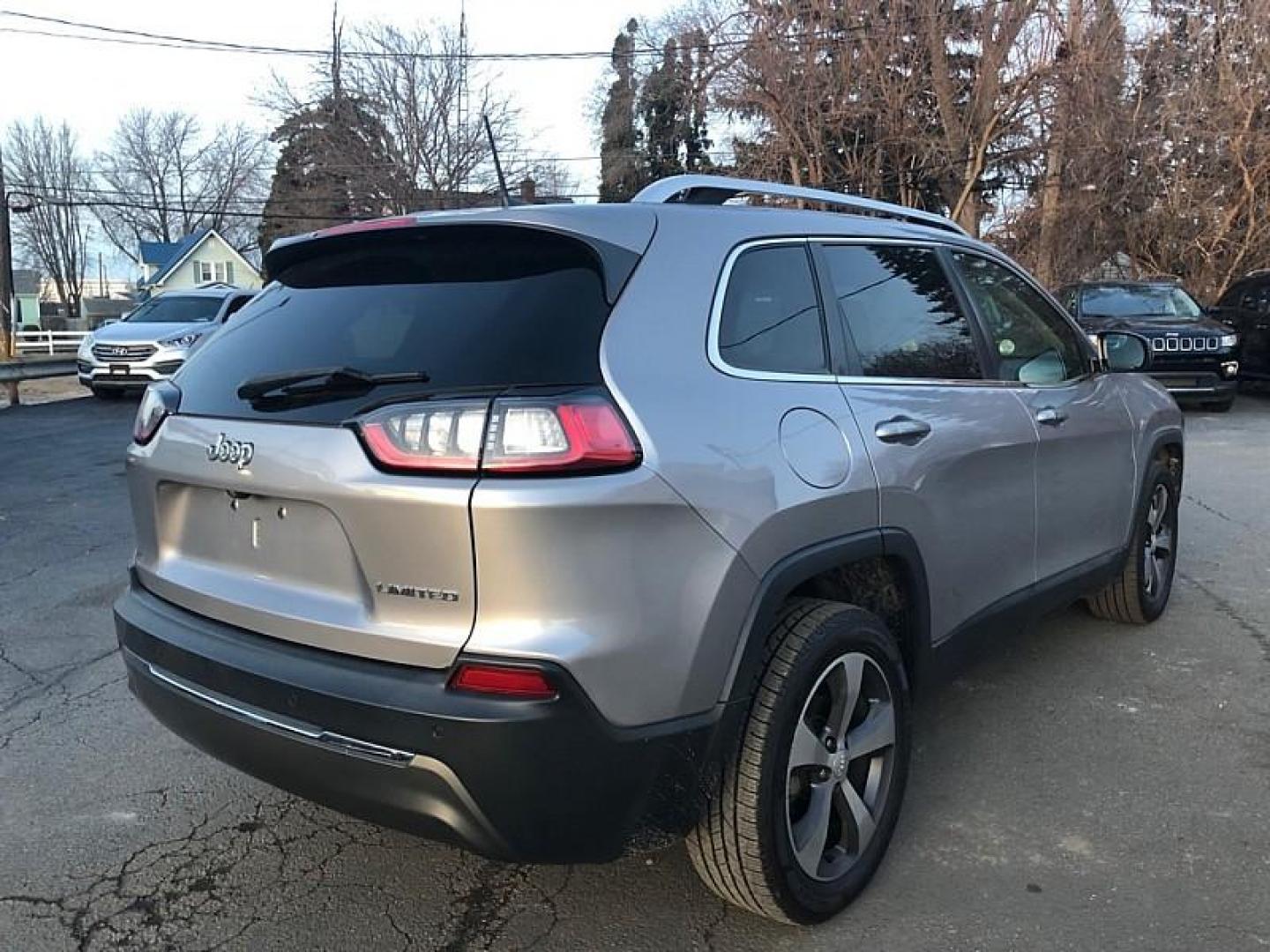 2020 SILVER /BLACK Jeep Cherokee Limited FWD (1C4PJLDB5LD) with an 2.4L L4 DOHC 16V engine, 9A transmission, located at 3304 Woodville Road, Northwood, OH, 43619, (419) 210-8019, 41.612694, -83.480743 - Your #1 Destination for Auto Loans and mdash;No Matter Your Credit!At our dealership, we believe everyone deserves the opportunity to drive their dream car and mdash;whether you have good credit, bad credit, or no credit at all. With a wide selection of hundreds of cars, trucks, and SUVs, you'll fin - Photo#4