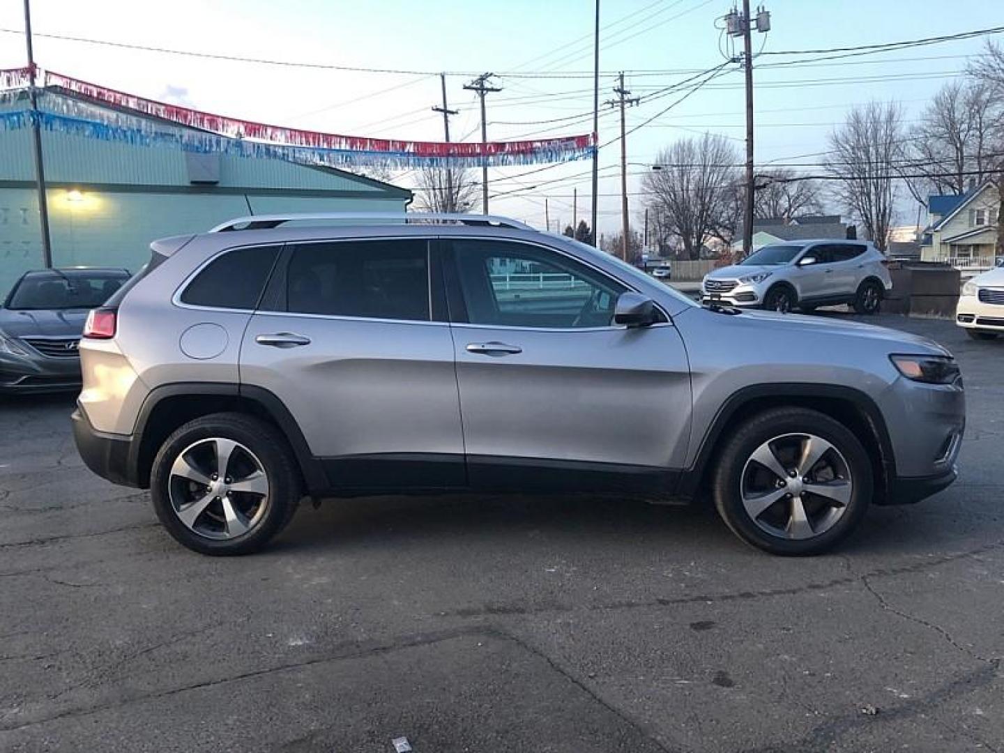 2020 SILVER /BLACK Jeep Cherokee Limited FWD (1C4PJLDB5LD) with an 2.4L L4 DOHC 16V engine, 9A transmission, located at 3304 Woodville Road, Northwood, OH, 43619, (419) 210-8019, 41.612694, -83.480743 - Your #1 Destination for Auto Loans and mdash;No Matter Your Credit!At our dealership, we believe everyone deserves the opportunity to drive their dream car and mdash;whether you have good credit, bad credit, or no credit at all. With a wide selection of hundreds of cars, trucks, and SUVs, you'll fin - Photo#5