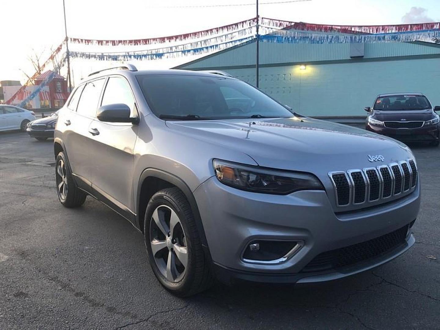 2020 SILVER /BLACK Jeep Cherokee Limited FWD (1C4PJLDB5LD) with an 2.4L L4 DOHC 16V engine, 9A transmission, located at 3304 Woodville Road, Northwood, OH, 43619, (419) 210-8019, 41.612694, -83.480743 - Your #1 Destination for Auto Loans and mdash;No Matter Your Credit!At our dealership, we believe everyone deserves the opportunity to drive their dream car and mdash;whether you have good credit, bad credit, or no credit at all. With a wide selection of hundreds of cars, trucks, and SUVs, you'll fin - Photo#6