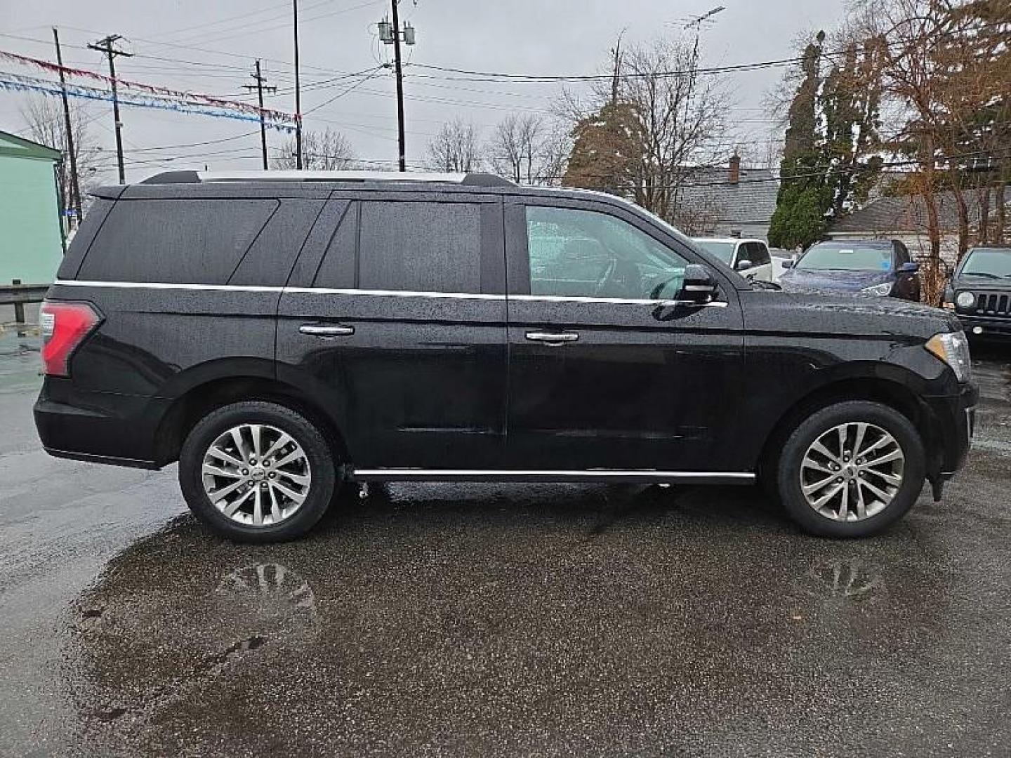 2018 BLACK /BLACK Ford Expedition Limited 4WD (1FMJU2AT5JE) with an 3.5L V6 DOHC 24V FFV engine, 6A transmission, located at 3304 Woodville Road, Northwood, OH, 43619, (419) 210-8019, 41.612694, -83.480743 - Your #1 Destination for Auto Loans and mdash;No Matter Your Credit!At our dealership, we believe everyone deserves the opportunity to drive their dream car and mdash;whether you have good credit, bad credit, or no credit at all. With a wide selection of hundreds of cars, trucks, and SUVs, you'll fin - Photo#5