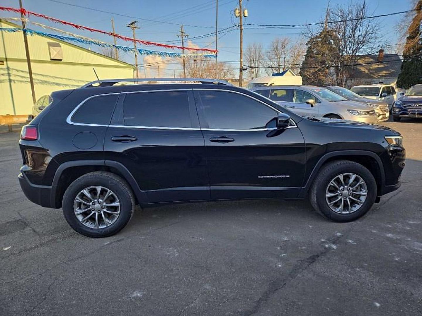 2019 BLACK /BLACK Jeep Cherokee Latitude Plus 4WD (1C4PJMLB5KD) with an 2.4L L4 DOHC 16V engine, 9A transmission, located at 3304 Woodville Road, Northwood, OH, 43619, (419) 210-8019, 41.612694, -83.480743 - Your #1 Destination for Auto Loans and mdash;No Matter Your Credit!At our dealership, we believe everyone deserves the opportunity to drive their dream car and mdash;whether you have good credit, bad credit, or no credit at all. With a wide selection of hundreds of cars, trucks, and SUVs, you'll fin - Photo#5