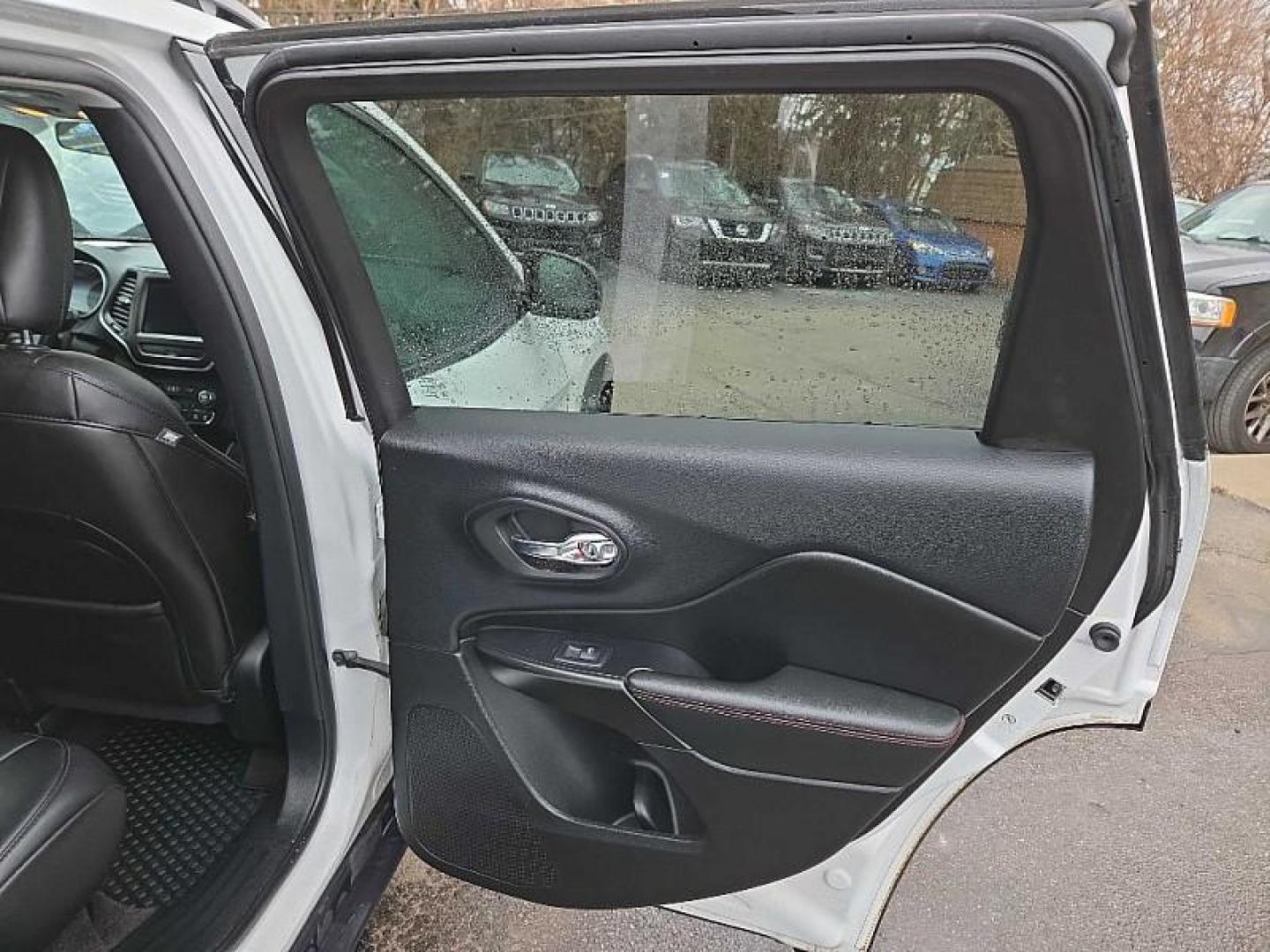 2019 WHITE /BLACK Jeep Cherokee Trailhawk 4WD (1C4PJMBX2KD) with an 3.2L V6 DOHC 24V engine, 9A transmission, located at 3304 Woodville Road, Northwood, OH, 43619, (419) 210-8019, 41.612694, -83.480743 - Your #1 Destination for Auto Loans and mdash;No Matter Your Credit!At our dealership, we believe everyone deserves the opportunity to drive their dream car and mdash;whether you have good credit, bad credit, or no credit at all. With a wide selection of hundreds of cars, trucks, and SUVs, you'll fin - Photo#12