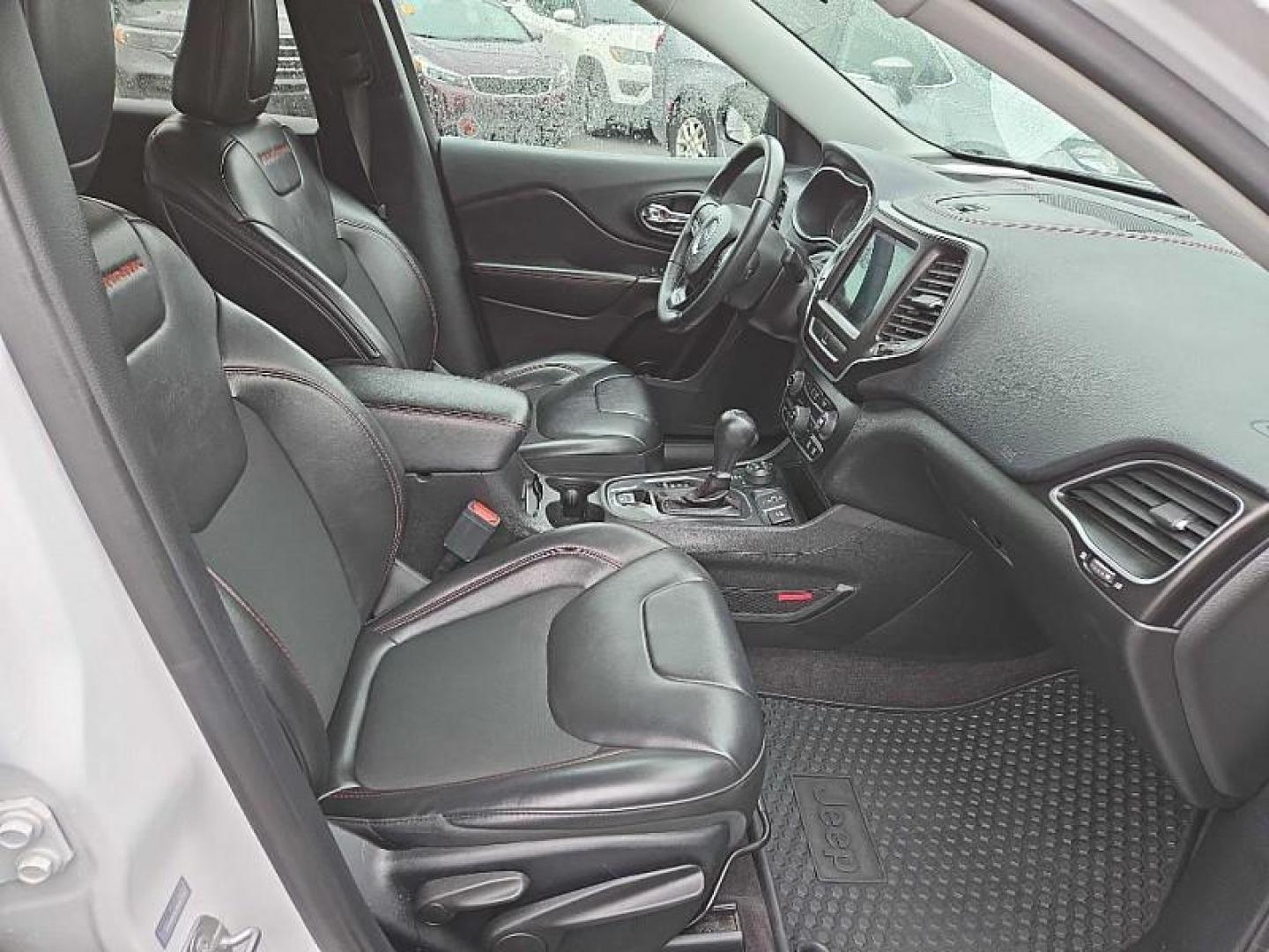 2019 WHITE /BLACK Jeep Cherokee Trailhawk 4WD (1C4PJMBX2KD) with an 3.2L V6 DOHC 24V engine, 9A transmission, located at 3304 Woodville Road, Northwood, OH, 43619, (419) 210-8019, 41.612694, -83.480743 - Your #1 Destination for Auto Loans and mdash;No Matter Your Credit!At our dealership, we believe everyone deserves the opportunity to drive their dream car and mdash;whether you have good credit, bad credit, or no credit at all. With a wide selection of hundreds of cars, trucks, and SUVs, you'll fin - Photo#16