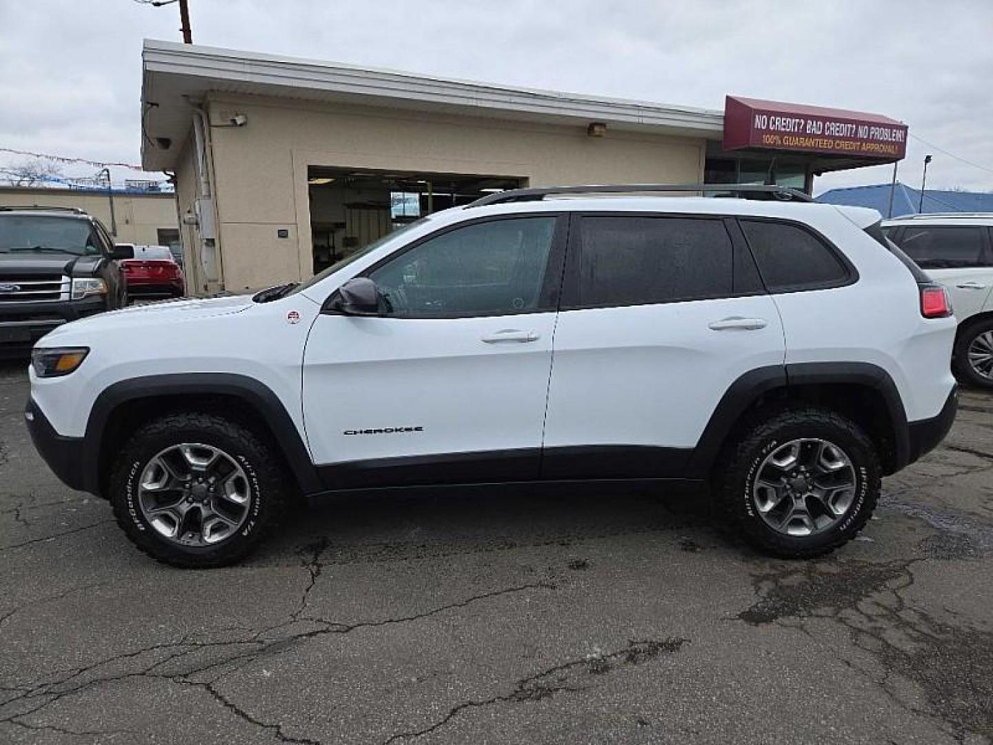 2019 WHITE /BLACK Jeep Cherokee Trailhawk 4WD (1C4PJMBX2KD) with an 3.2L V6 DOHC 24V engine, 9A transmission, located at 3304 Woodville Road, Northwood, OH, 43619, (419) 210-8019, 41.612694, -83.480743 - Your #1 Destination for Auto Loans and mdash;No Matter Your Credit!At our dealership, we believe everyone deserves the opportunity to drive their dream car and mdash;whether you have good credit, bad credit, or no credit at all. With a wide selection of hundreds of cars, trucks, and SUVs, you'll fin - Photo#3