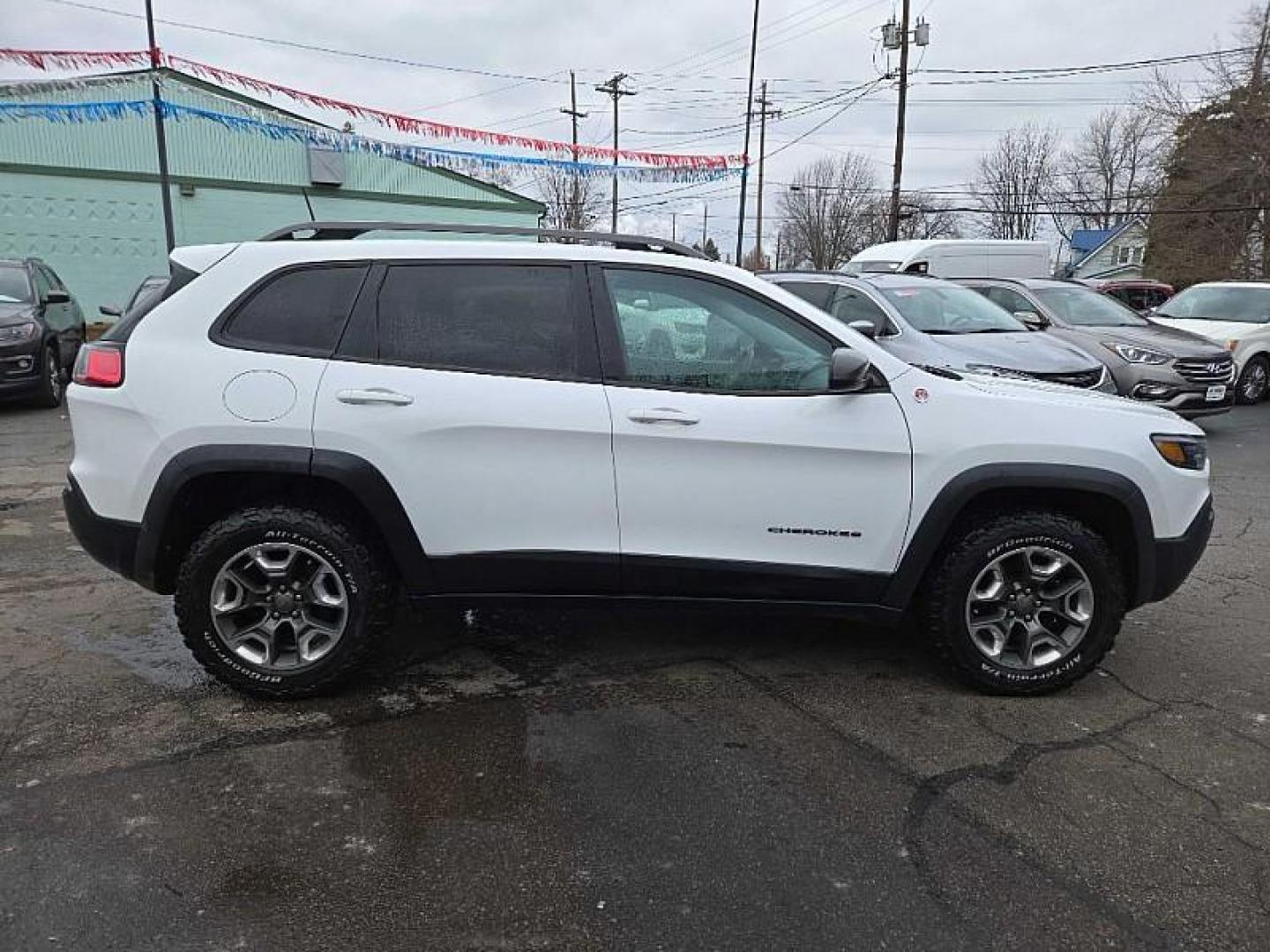 2019 WHITE /BLACK Jeep Cherokee Trailhawk 4WD (1C4PJMBX2KD) with an 3.2L V6 DOHC 24V engine, 9A transmission, located at 3304 Woodville Road, Northwood, OH, 43619, (419) 210-8019, 41.612694, -83.480743 - Your #1 Destination for Auto Loans and mdash;No Matter Your Credit!At our dealership, we believe everyone deserves the opportunity to drive their dream car and mdash;whether you have good credit, bad credit, or no credit at all. With a wide selection of hundreds of cars, trucks, and SUVs, you'll fin - Photo#5