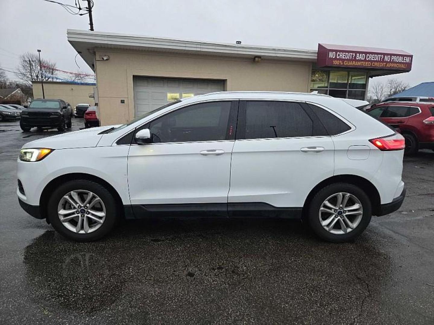 2019 WHITE /BLACK Ford Edge SEL AWD (2FMPK4J90KB) with an 2.0L L4 DOHC 16V engine, 6A transmission, located at 3304 Woodville Road, Northwood, OH, 43619, (419) 210-8019, 41.612694, -83.480743 - Your #1 Destination for Auto Loans and mdash;No Matter Your Credit!At our dealership, we believe everyone deserves the opportunity to drive their dream car and mdash;whether you have good credit, bad credit, or no credit at all. With a wide selection of hundreds of cars, trucks, and SUVs, you'll fin - Photo#1