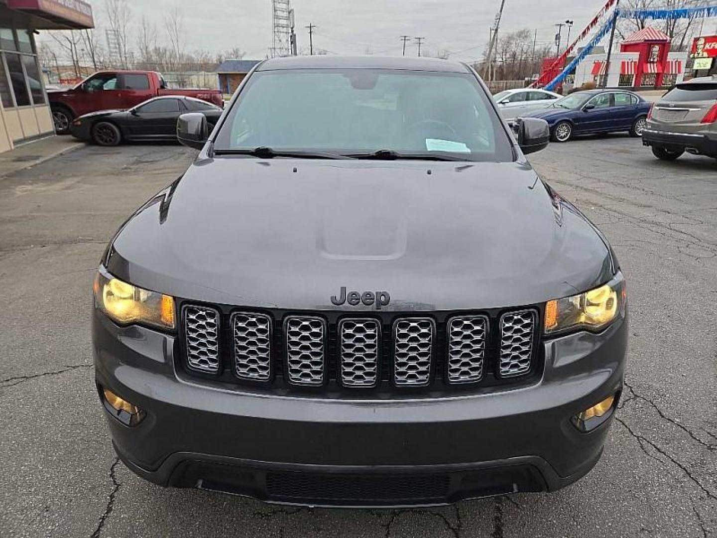 2021 GRAY Jeep Grand Cherokee Laredo E 4WD (1C4RJFAG7MC) with an 3.6L V6 DOHC 24V engine, 8A transmission, located at 3304 Woodville Road, Northwood, OH, 43619, (419) 210-8019, 41.612694, -83.480743 - Photo#6