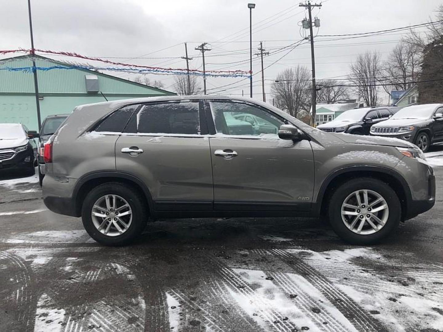 2014 GRAY /BLACK Kia Sorento LX AWD (5XYKTCA63EG) with an 2.4L L4 DOHC 16V engine, 6-Speed Automatic transmission, located at 3304 Woodville Road, Northwood, OH, 43619, (419) 210-8019, 41.612694, -83.480743 - Your #1 Destination for Auto Loans and mdash;No Matter Your Credit!At our dealership, we believe everyone deserves the opportunity to drive their dream car and mdash;whether you have good credit, bad credit, or no credit at all. With a wide selection of hundreds of cars, trucks, and SUVs, you'll fin - Photo#5