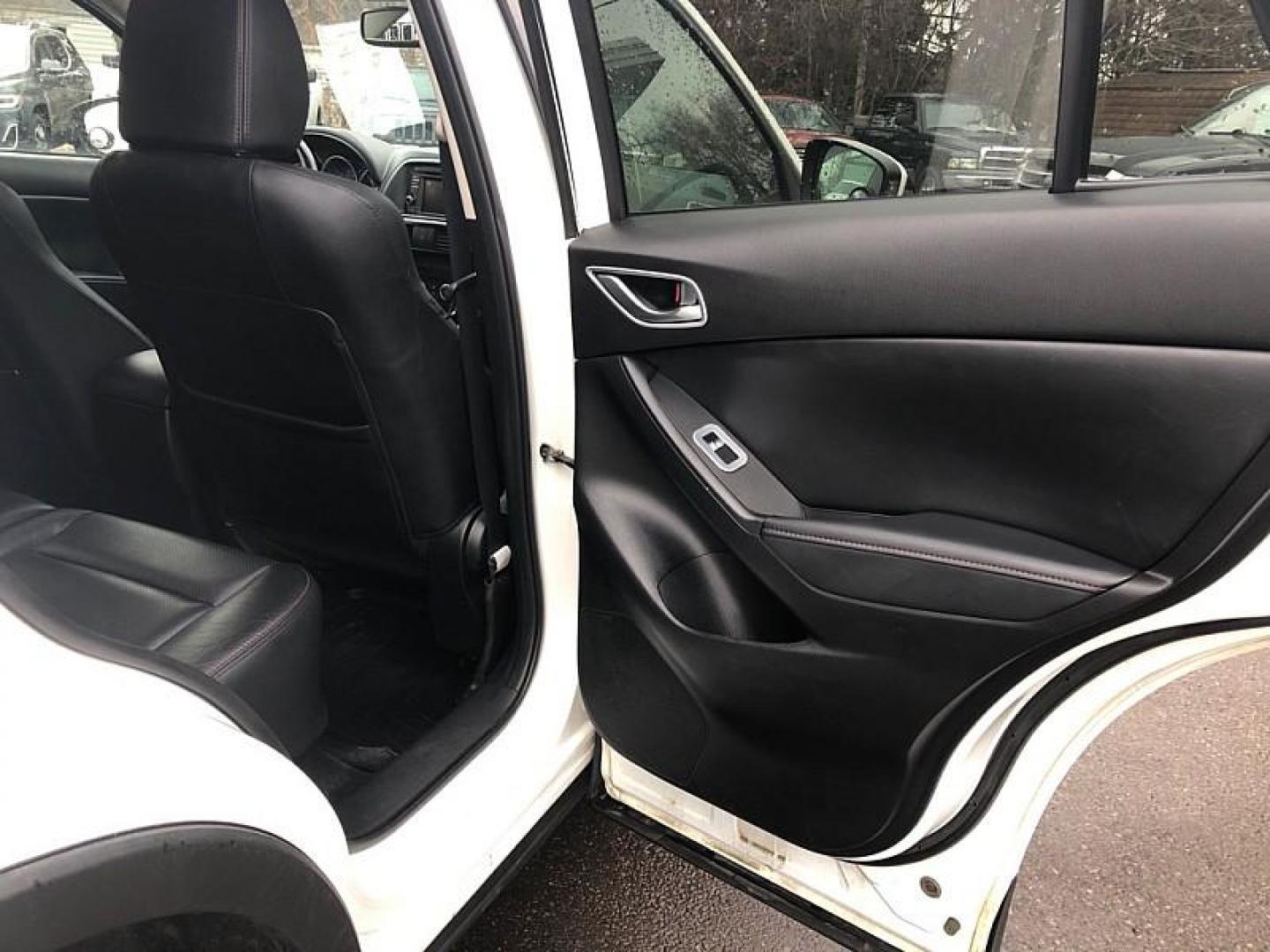 2014 WHITE /BLACK Mazda CX-5 Grand Touring AWD (JM3KE4DYXE0) with an 2.5L L4 DOHC 16V engine, 6-Speed Automatic transmission, located at 3304 Woodville Road, Northwood, OH, 43619, (419) 210-8019, 41.612694, -83.480743 - Your #1 Destination for Auto Loans and mdash;No Matter Your Credit!At our dealership, we believe everyone deserves the opportunity to drive their dream car and mdash;whether you have good credit, bad credit, or no credit at all. With a wide selection of hundreds of cars, trucks, and SUVs, you'll fin - Photo#13