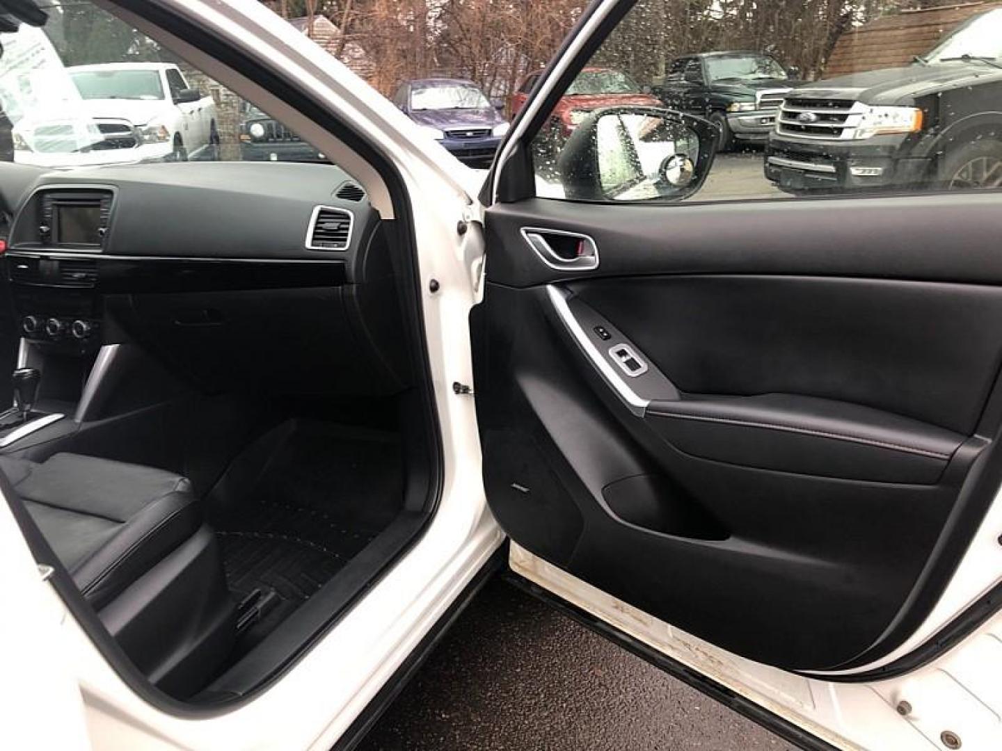 2014 WHITE /BLACK Mazda CX-5 Grand Touring AWD (JM3KE4DYXE0) with an 2.5L L4 DOHC 16V engine, 6-Speed Automatic transmission, located at 3304 Woodville Road, Northwood, OH, 43619, (419) 210-8019, 41.612694, -83.480743 - Your #1 Destination for Auto Loans and mdash;No Matter Your Credit!At our dealership, we believe everyone deserves the opportunity to drive their dream car and mdash;whether you have good credit, bad credit, or no credit at all. With a wide selection of hundreds of cars, trucks, and SUVs, you'll fin - Photo#15