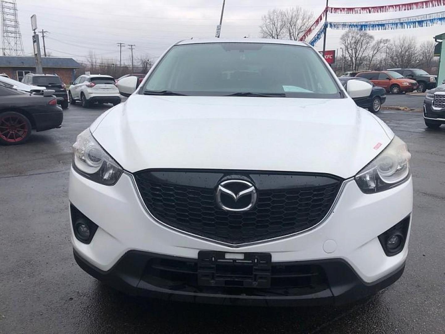 2014 WHITE /BLACK Mazda CX-5 Grand Touring AWD (JM3KE4DYXE0) with an 2.5L L4 DOHC 16V engine, 6-Speed Automatic transmission, located at 3304 Woodville Road, Northwood, OH, 43619, (419) 210-8019, 41.612694, -83.480743 - Your #1 Destination for Auto Loans and mdash;No Matter Your Credit!At our dealership, we believe everyone deserves the opportunity to drive their dream car and mdash;whether you have good credit, bad credit, or no credit at all. With a wide selection of hundreds of cars, trucks, and SUVs, you'll fin - Photo#7