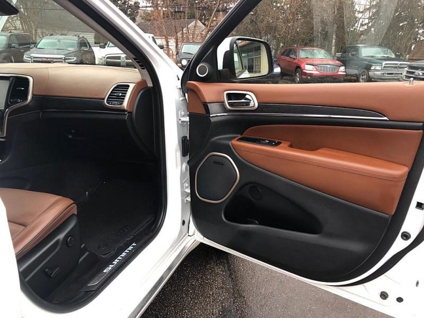 2016 WHITE /BROWN Jeep Grand Cherokee Summit 4WD (1C4RJFJG0GC) with an 3.6L V6 DOHC 24V engine, 8A transmission, located at 3304 Woodville Road, Northwood, OH, 43619, (419) 210-8019, 41.612694, -83.480743 - Your #1 Destination for Auto Loans and mdash;No Matter Your Credit!At our dealership, we believe everyone deserves the opportunity to drive their dream car and mdash;whether you have good credit, bad credit, or no credit at all. With a wide selection of hundreds of cars, trucks, and SUVs, you'll fin - Photo#15