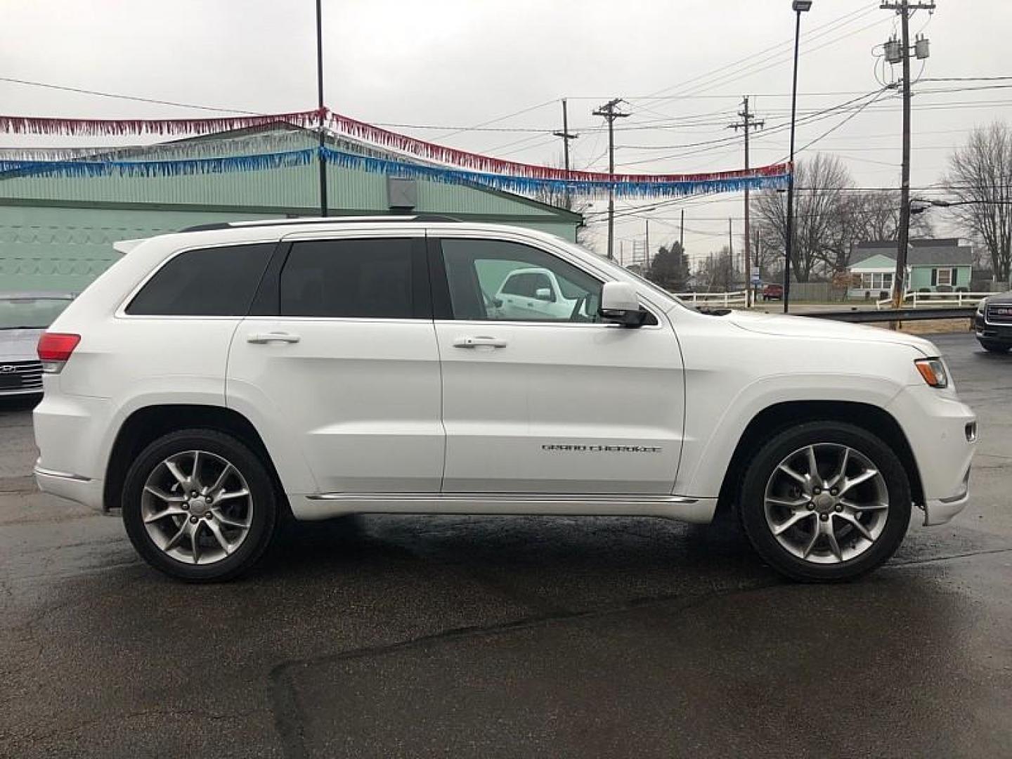 2016 WHITE /BROWN Jeep Grand Cherokee Summit 4WD (1C4RJFJG0GC) with an 3.6L V6 DOHC 24V engine, 8A transmission, located at 3304 Woodville Road, Northwood, OH, 43619, (419) 210-8019, 41.612694, -83.480743 - Your #1 Destination for Auto Loans and mdash;No Matter Your Credit!At our dealership, we believe everyone deserves the opportunity to drive their dream car and mdash;whether you have good credit, bad credit, or no credit at all. With a wide selection of hundreds of cars, trucks, and SUVs, you'll fin - Photo#5