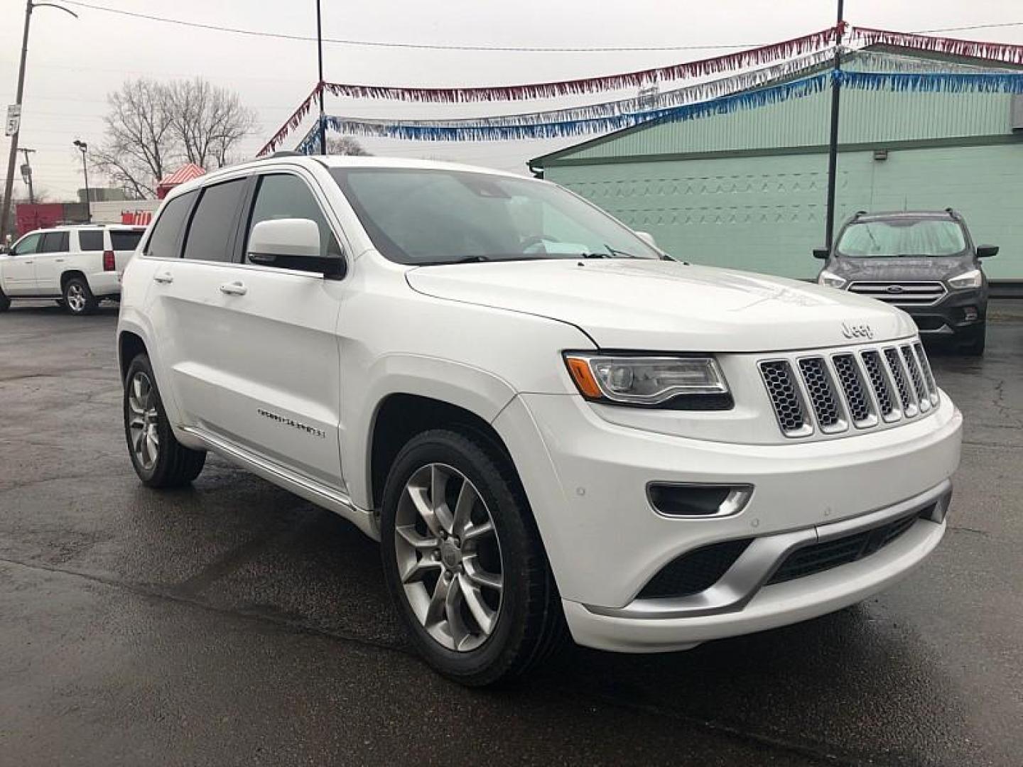 2016 WHITE /BROWN Jeep Grand Cherokee Summit 4WD (1C4RJFJG0GC) with an 3.6L V6 DOHC 24V engine, 8A transmission, located at 3304 Woodville Road, Northwood, OH, 43619, (419) 210-8019, 41.612694, -83.480743 - Your #1 Destination for Auto Loans and mdash;No Matter Your Credit!At our dealership, we believe everyone deserves the opportunity to drive their dream car and mdash;whether you have good credit, bad credit, or no credit at all. With a wide selection of hundreds of cars, trucks, and SUVs, you'll fin - Photo#6